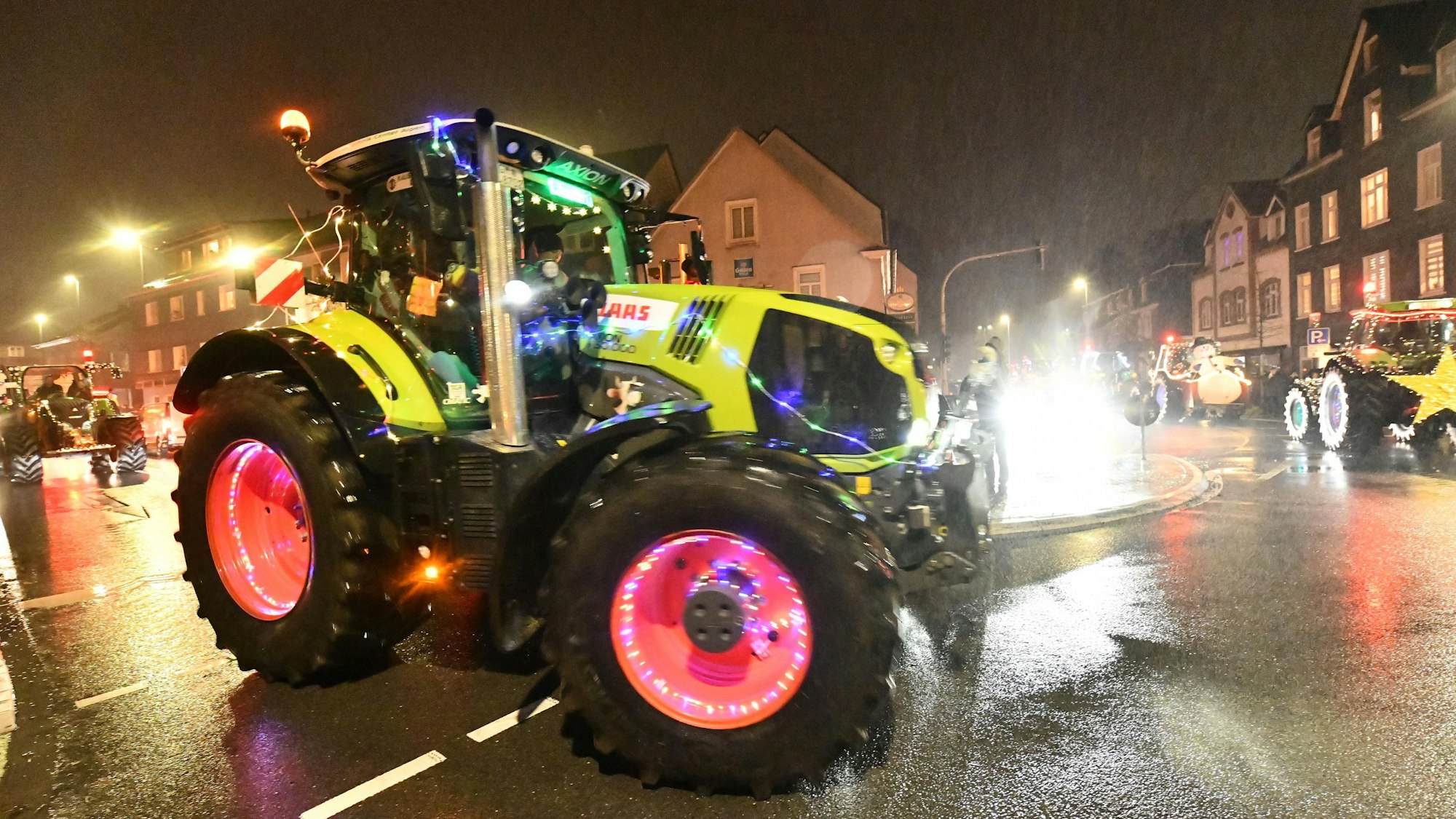 Bild eines mit Lichter behangenen Traktors