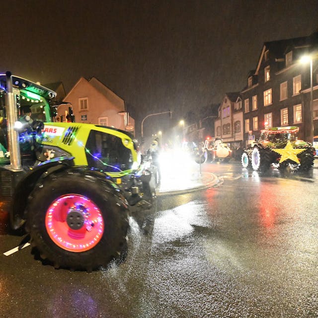 Bild eines mit Lichter behangenen Traktors