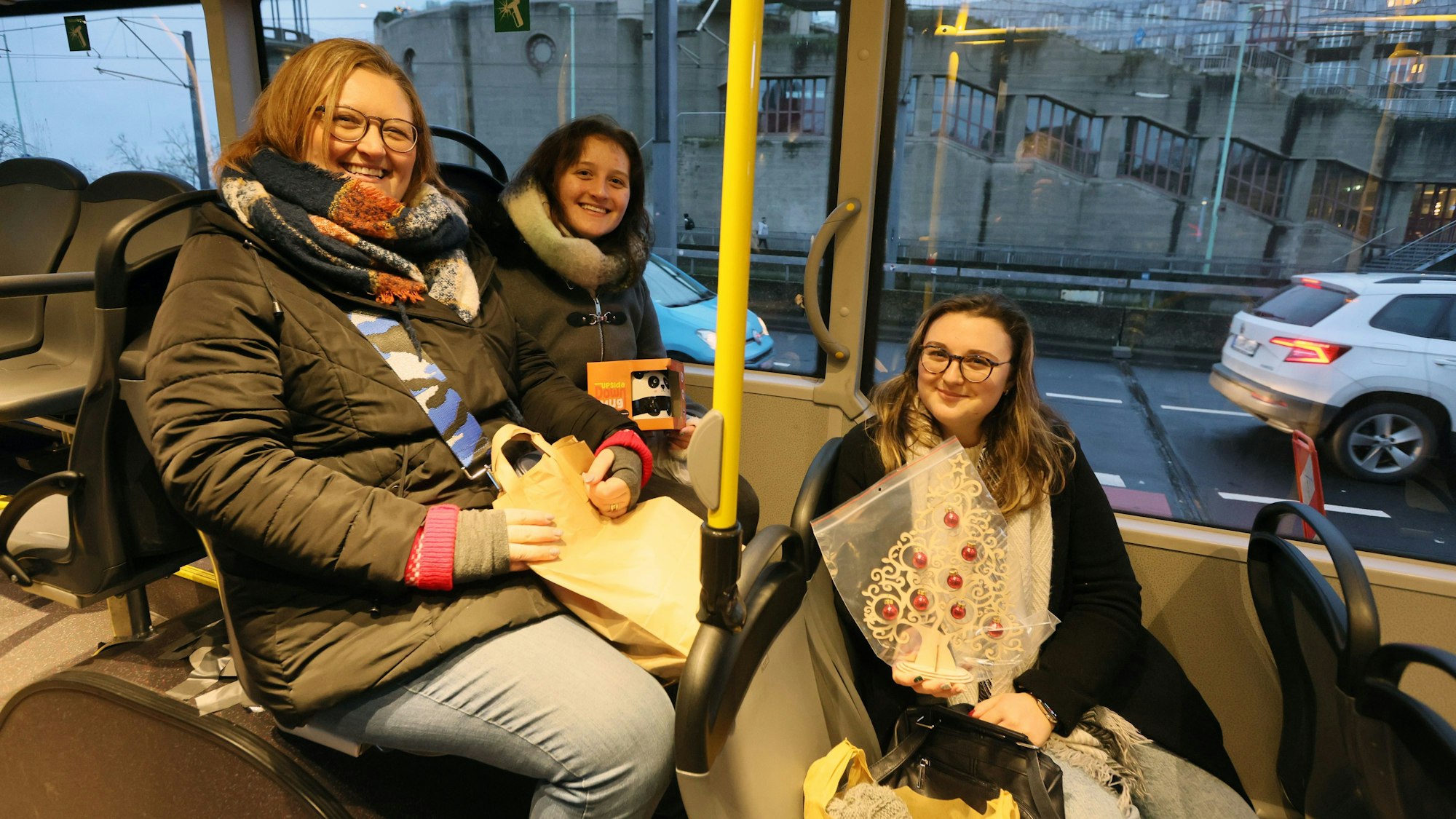 Sally Taylor und ihre Töchter im Bus mit Tüten voller Weihnachtsgeschenke.