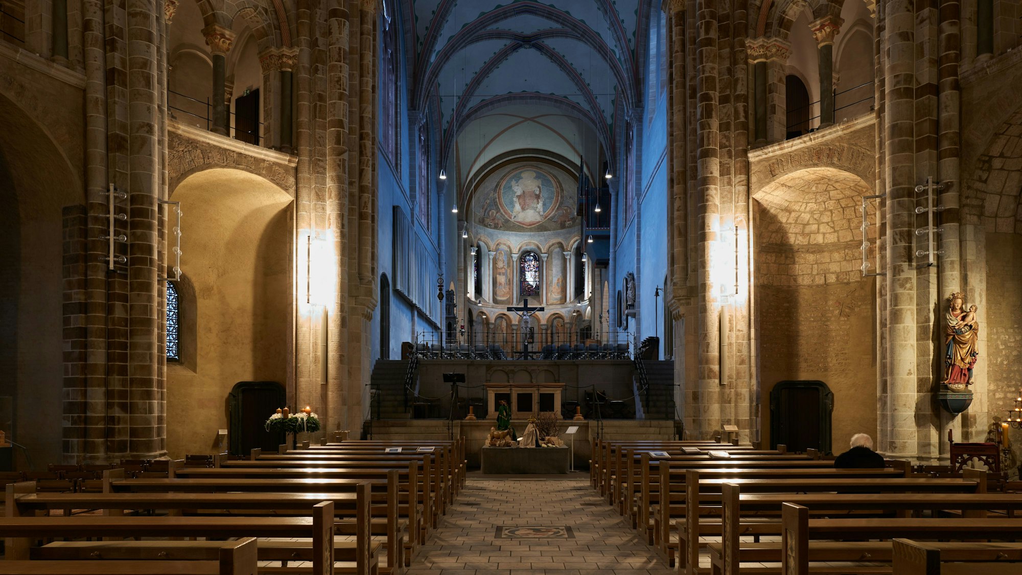 Zu sehen ist die Kirche Sankt Gereon von innen mit Blick auf den Altar.