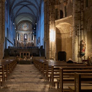 Zu sehen ist die Kirche Sankt Gereon von innen mit Blick auf den Altar.&nbsp;