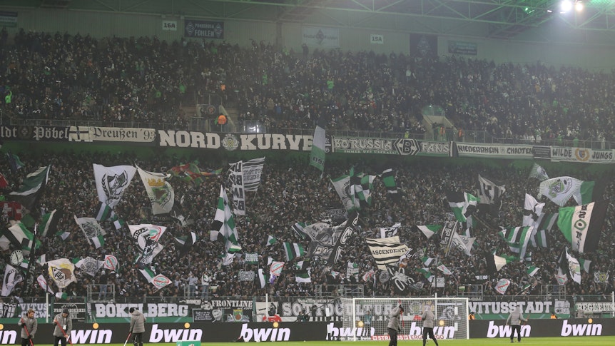 Die Nordkurve im Stadion von Borussia Mönchengladbach vor einem Spiel im DFB-Pokal.
