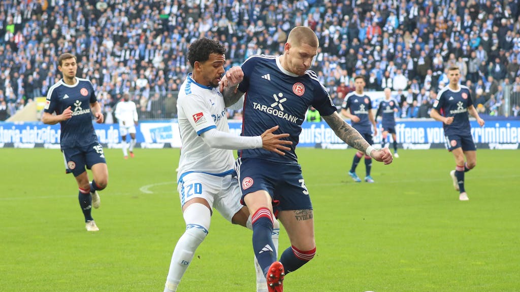 Fortuna Düsseldorfs Jordy de Wijs und Magdeburgs Xavier Amaechi kämpfen um den Ball.