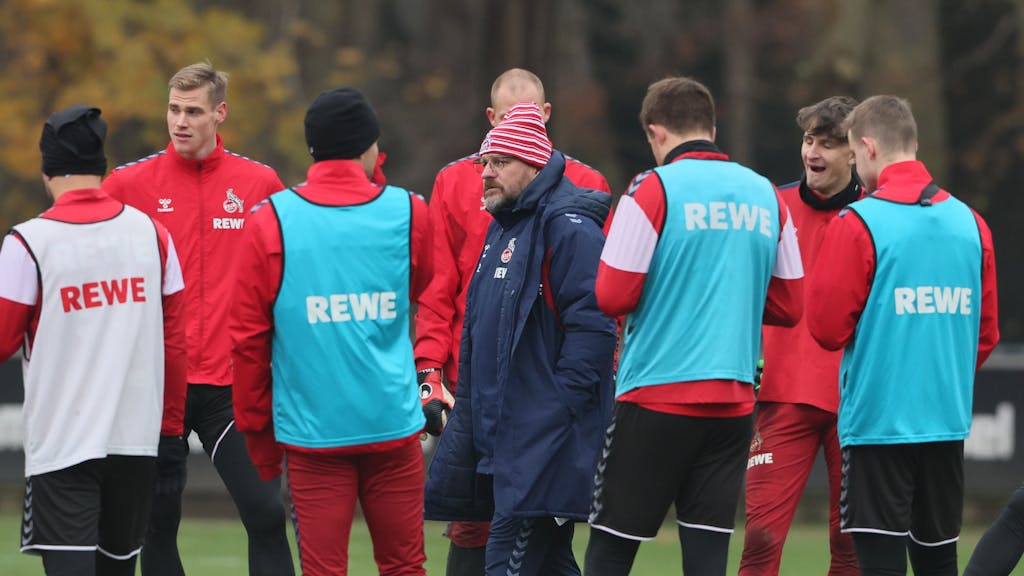 Steffen Baumgart steht beim Training des 1. FC Köln im Kreise seiner Spieler.