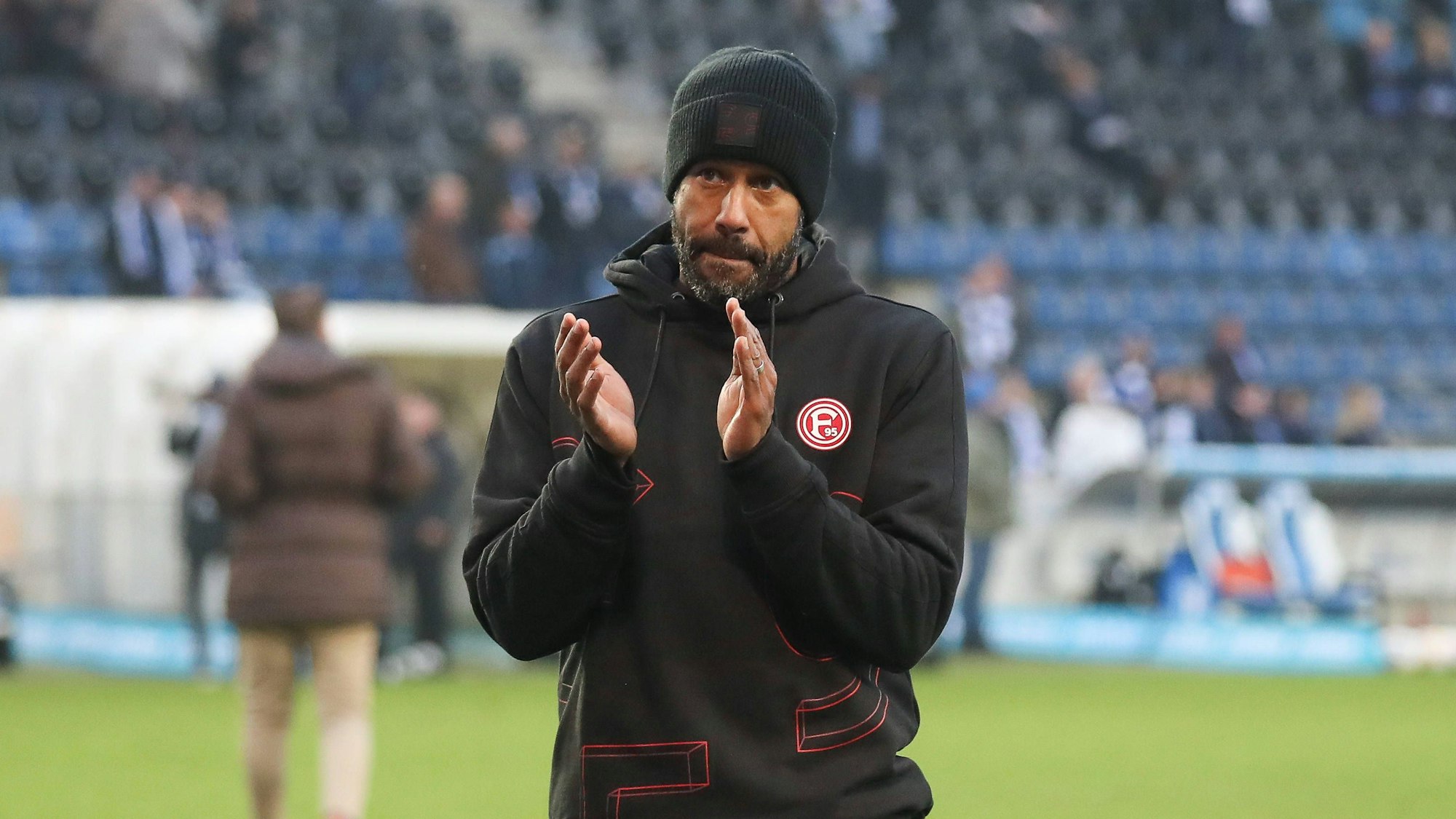 Fortuna Düsseldorfs Cheftrainer Daniel Thioune applaudiert nach dem Sieg beim 1. FC Madeburg den Fans.