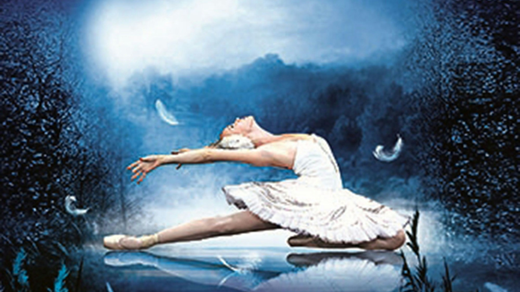 Eine Frau tanzt eine Szene aus dem Ballett Schwanensee.