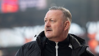 Sport-Geschäftsführer von Borussia Mönchengladbach blickt fokussiert vor einem Spiel.