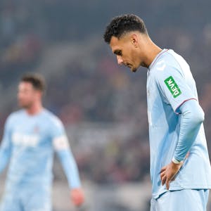 FC-Stürmer Davie Selke lässt nach der Pleite in Freiburg den Kopfd hängen.