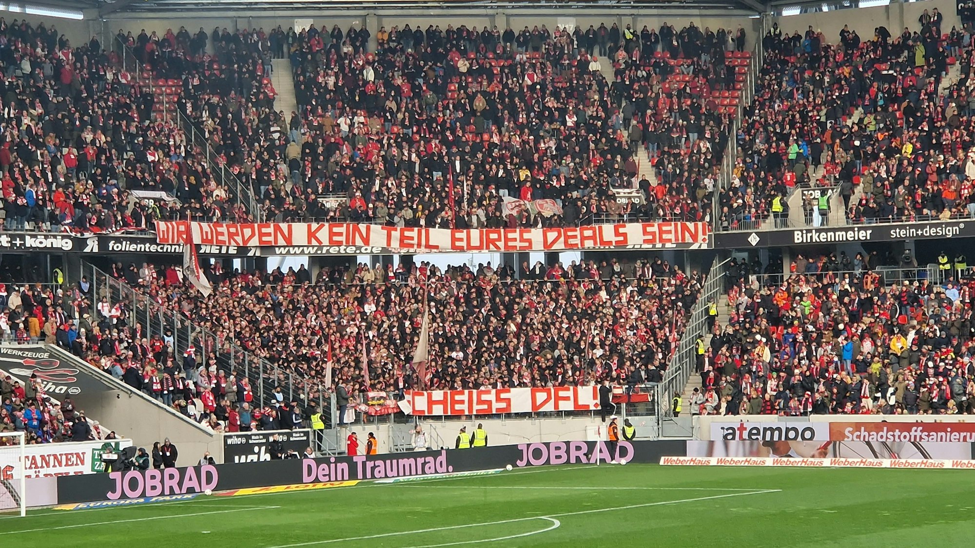 Protest-Banner der Fans des 1. FC Köln in Freiburg gegen die DFL-Entscheidung.