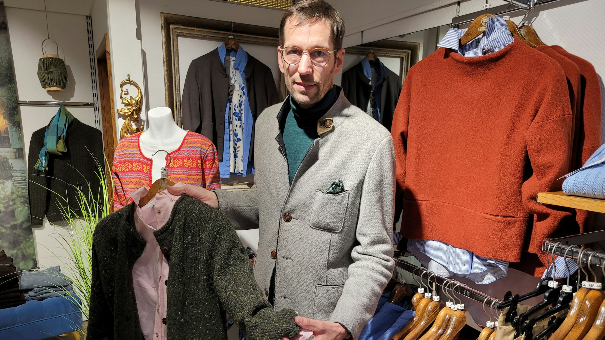 Sebastian Barth führt an der Hochstraße in Waldbröl das Geschäft „Jagd und Mode Barth“. Er berichtet, dass die Kundschaft für robuste, langlebige Bekleidung aus Wolle gerne etwas mehr ausgibt.