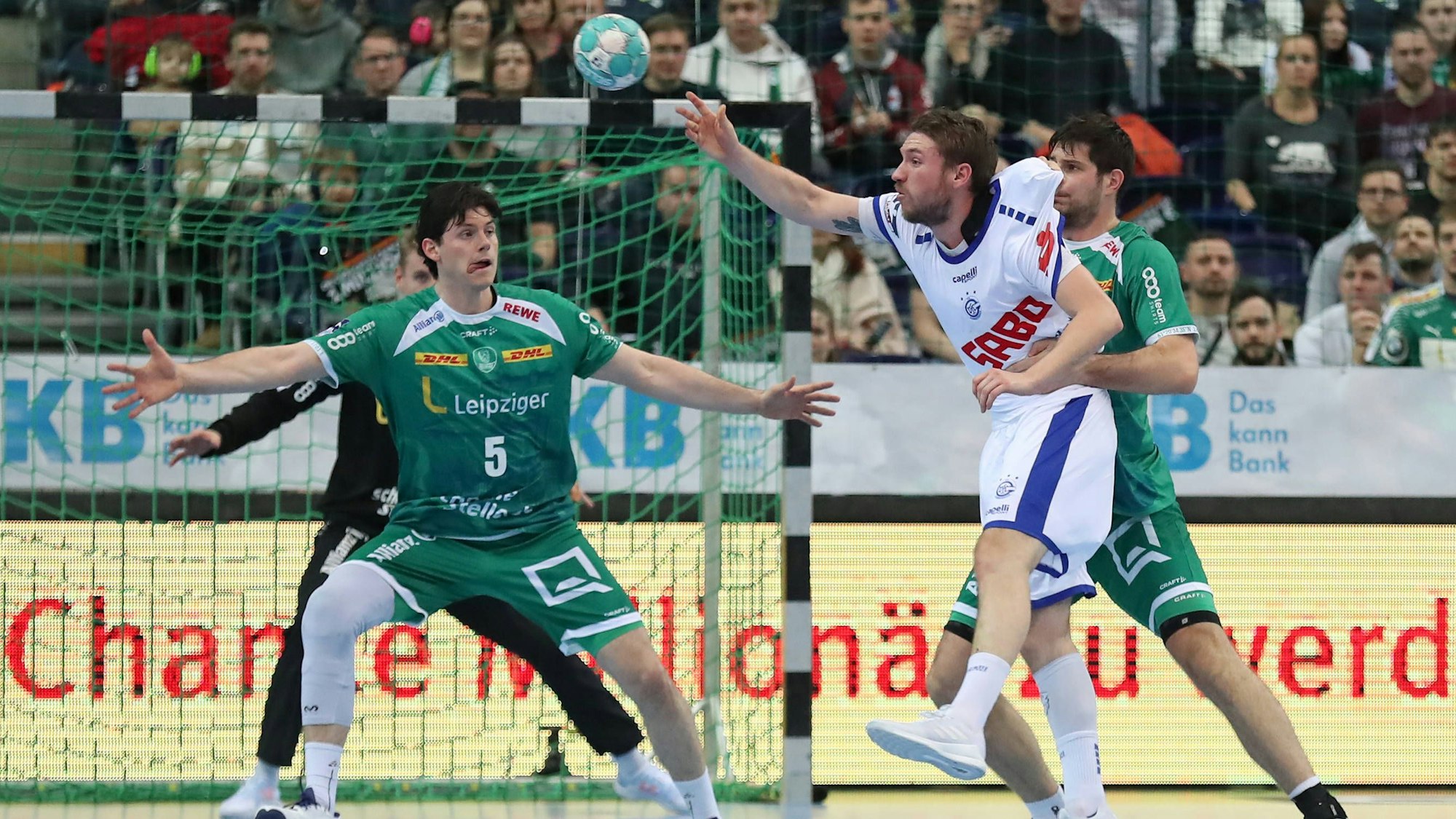 Trotz Bedrängnis durch die Leipziger Abwehr spielt Domnik Mappes den Ball weiter.