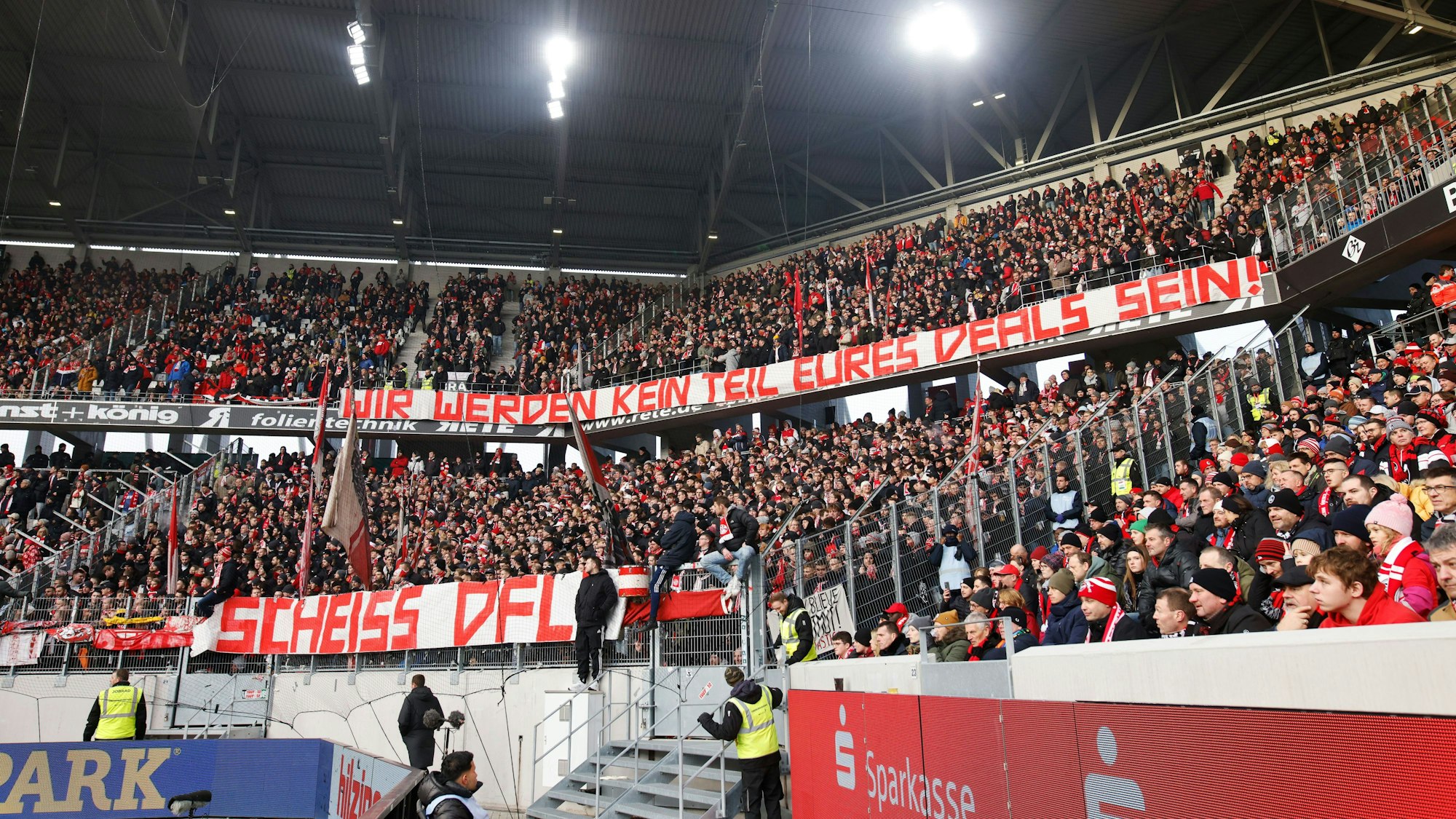 Auswärtsspiel in Freiburg: Anhänger des 1. FC Köln protestieren gegen die Entscheidung der DFL, den Weg für Investoren bei der Vermarktung frei zu machen.