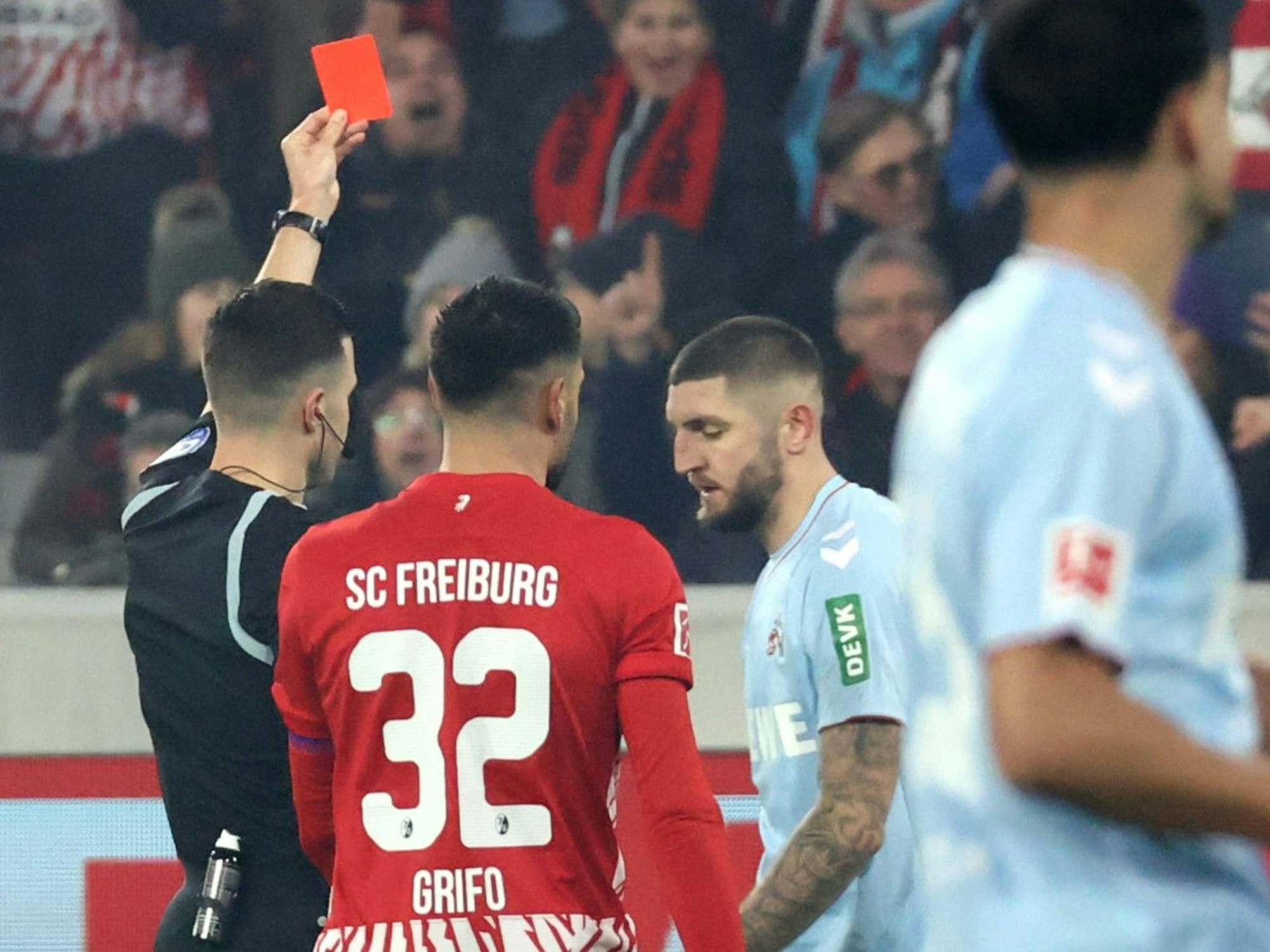 FC-Verteidiger Jeff Chabot sieht die Rote Karte von Schiedsrichter Harm Osmers.