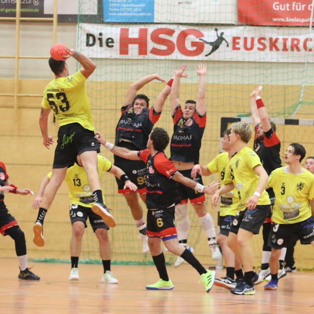 Das Bild zeigt einige Spieler des TV Palmersheim, die hochspringen, um einen Ball abzuwehren.