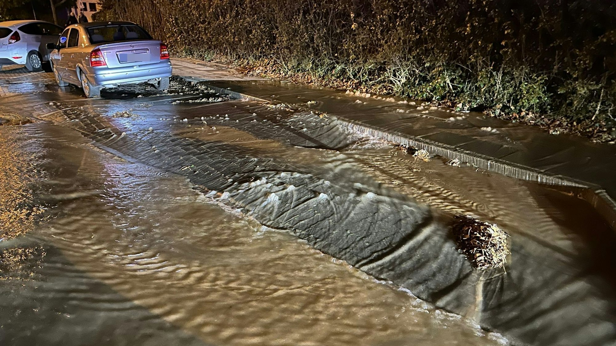 Eine überflutete Straße in Erftstadt
