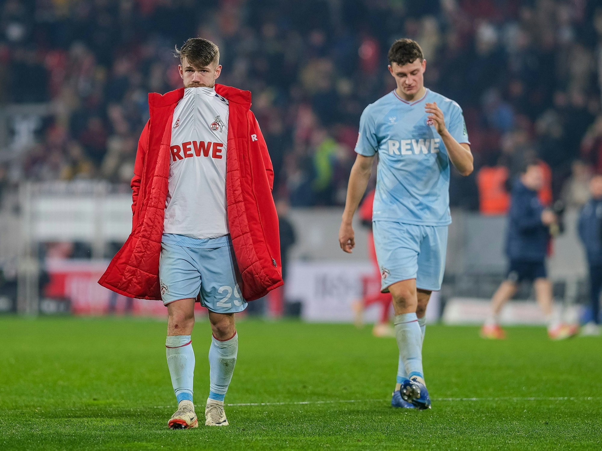 FC-Flügelspieler Jan Thielmann (l.) und Sechser Eric Martel waren nach der 0:2-Pleite in Freiburg am Sonntag (17. Dezember 2023) sichtlich angefressen.