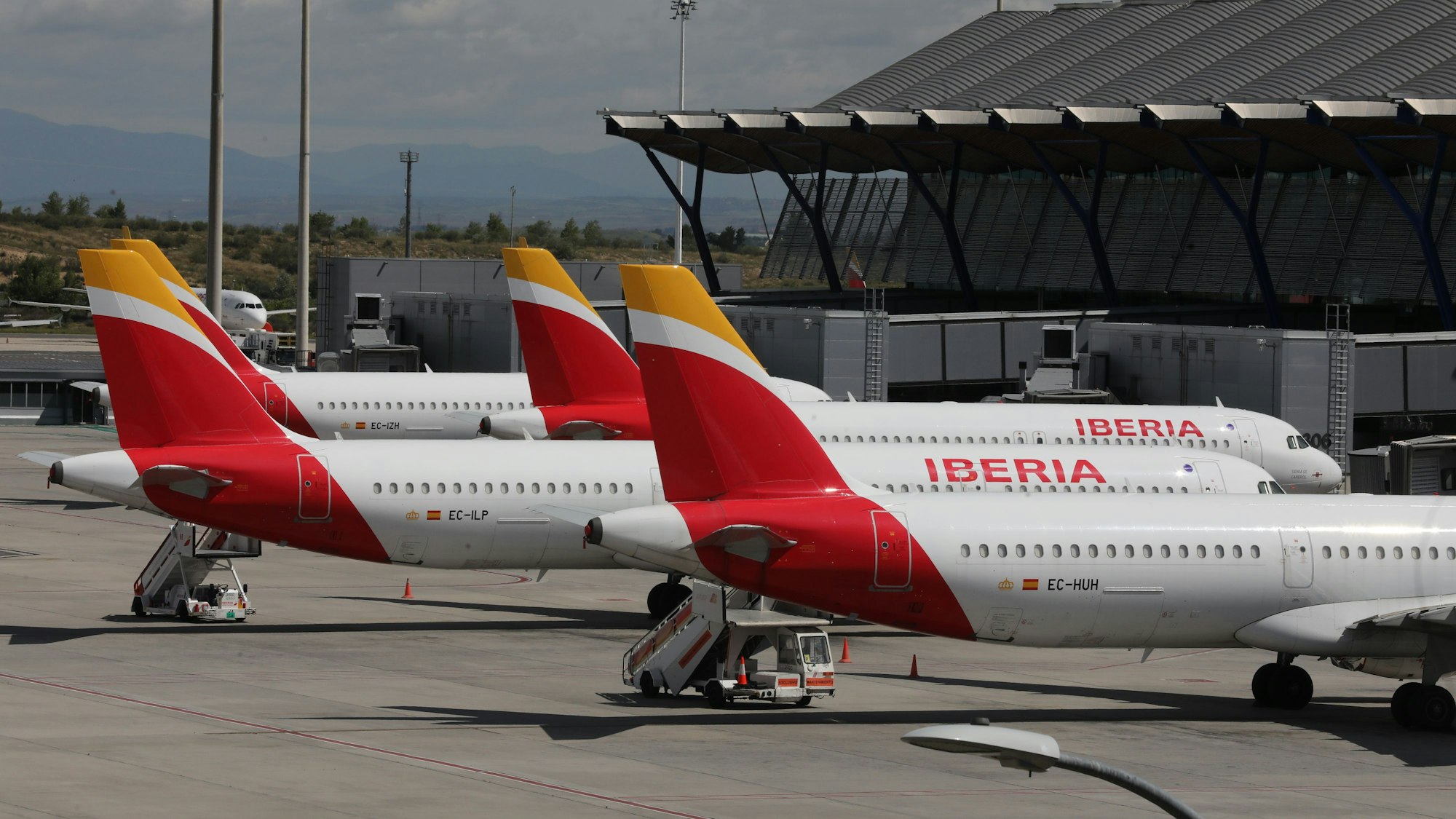 Mehrere Maschinen der spanischen Fluggesellschaft Iberia sind auf dem Flughafen Madrid geparkt.