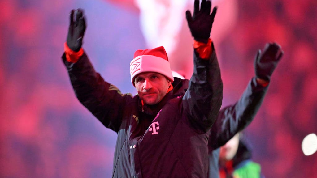 Thomas Müller jubelt zum Schluss mit Weihnachtsmütze.
