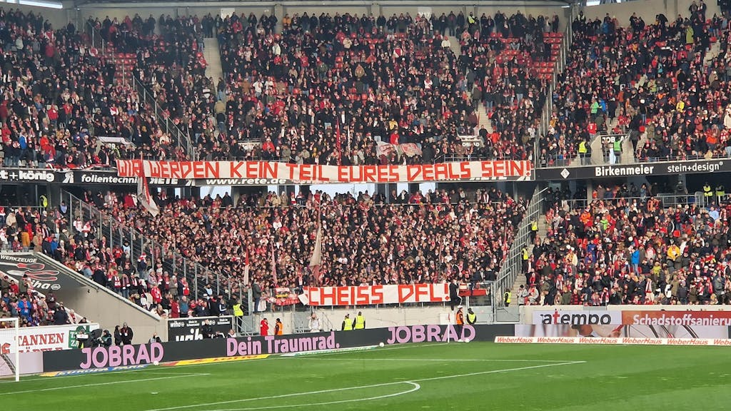 Protest-Banner der Fans des 1. FC Köln gegen die DFL-Entscheidung beim Spiel in Freiburg.