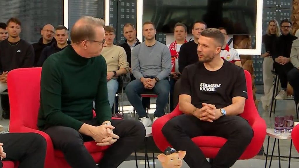 Lukas Podolski im Sport1-„Doppelpass“ im Gespräch mit Moderator Florian König.