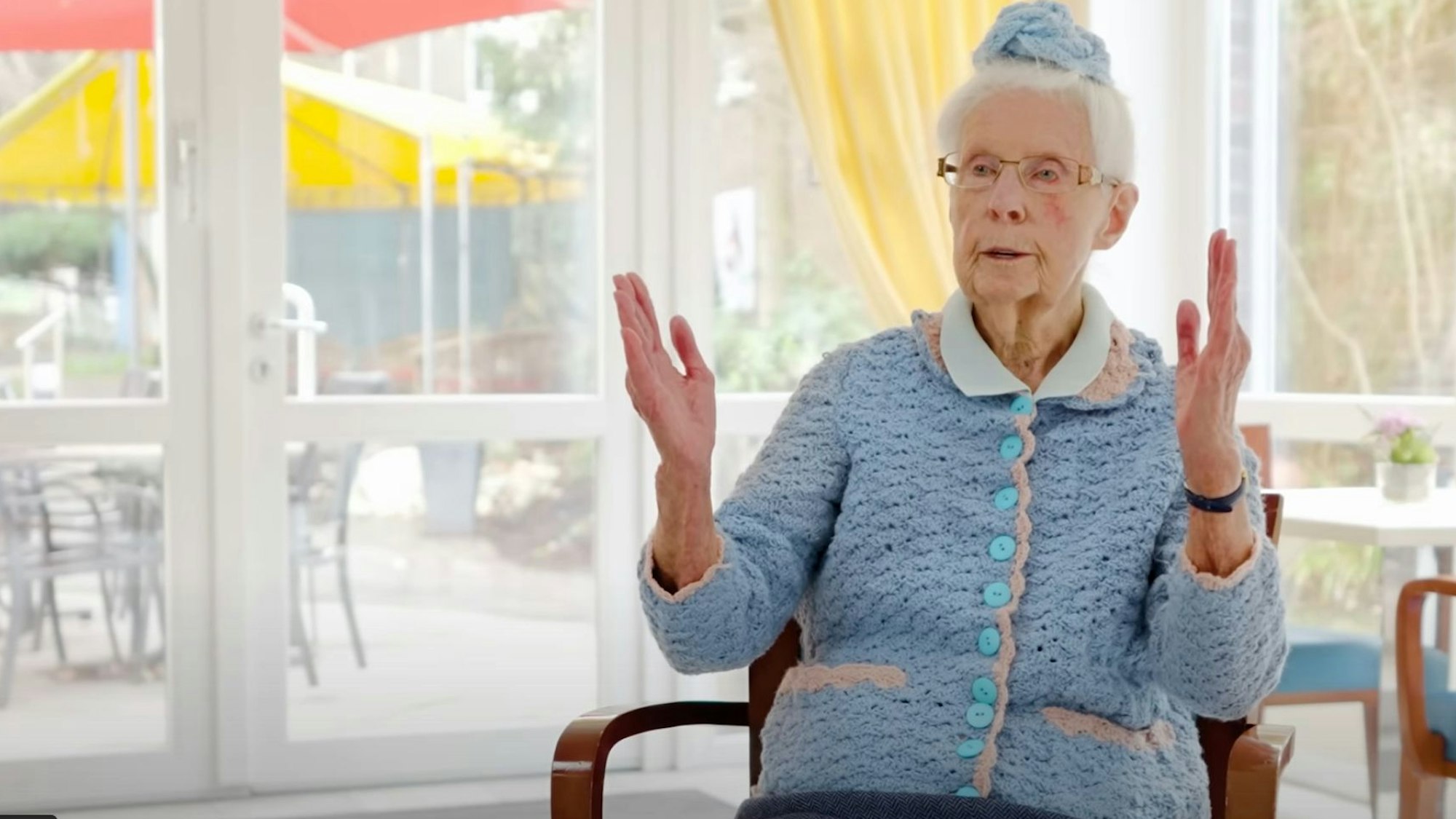 Eine Seniorin im Interview für die Videoreihe „Der Ältestenrat“.