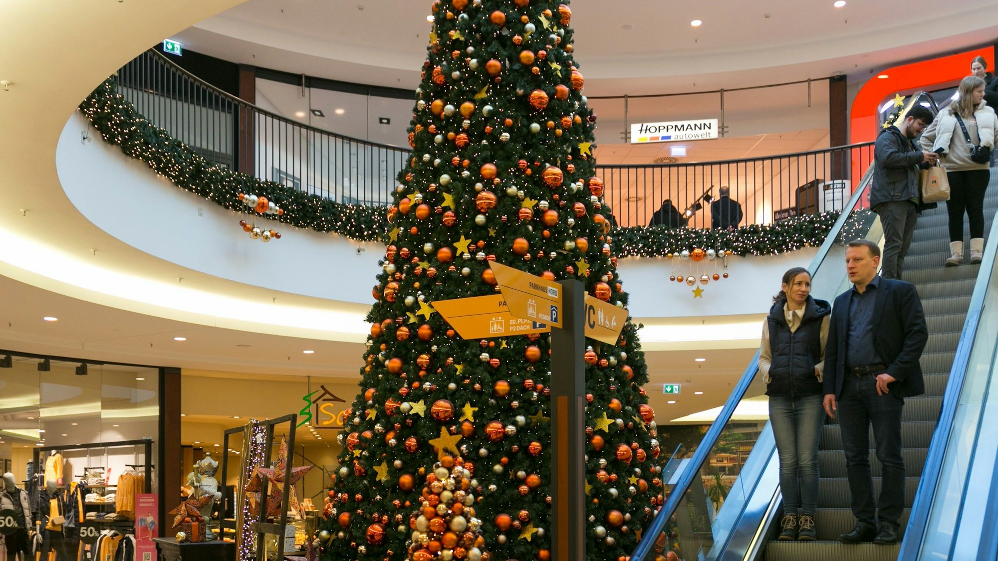 Das „Forum“ in Gummersbach ist im Weihnachtsgeschäft ein beliebtes Shoppingziel, rund 80 Läden und Dienstleister warten dort auf Kundschaft. Centermanager Klaus Kricks ist mit den Umsätzen dort zufrieden. Unser Bild zeigt den großen Weihnachtsbaum.