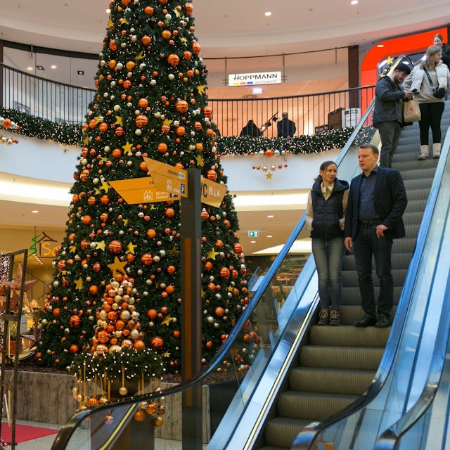 Das „Forum“ in Gummersbach ist im Weihnachtsgeschäft ein beliebtes Shoppingziel, rund 80 Läden und Dienstleister warten dort auf Kundschaft. Centermanager Klaus Kricks ist mit den Umsätzen dort zufrieden. Unser Bild zeigt den großen Weihnachtsbaum.