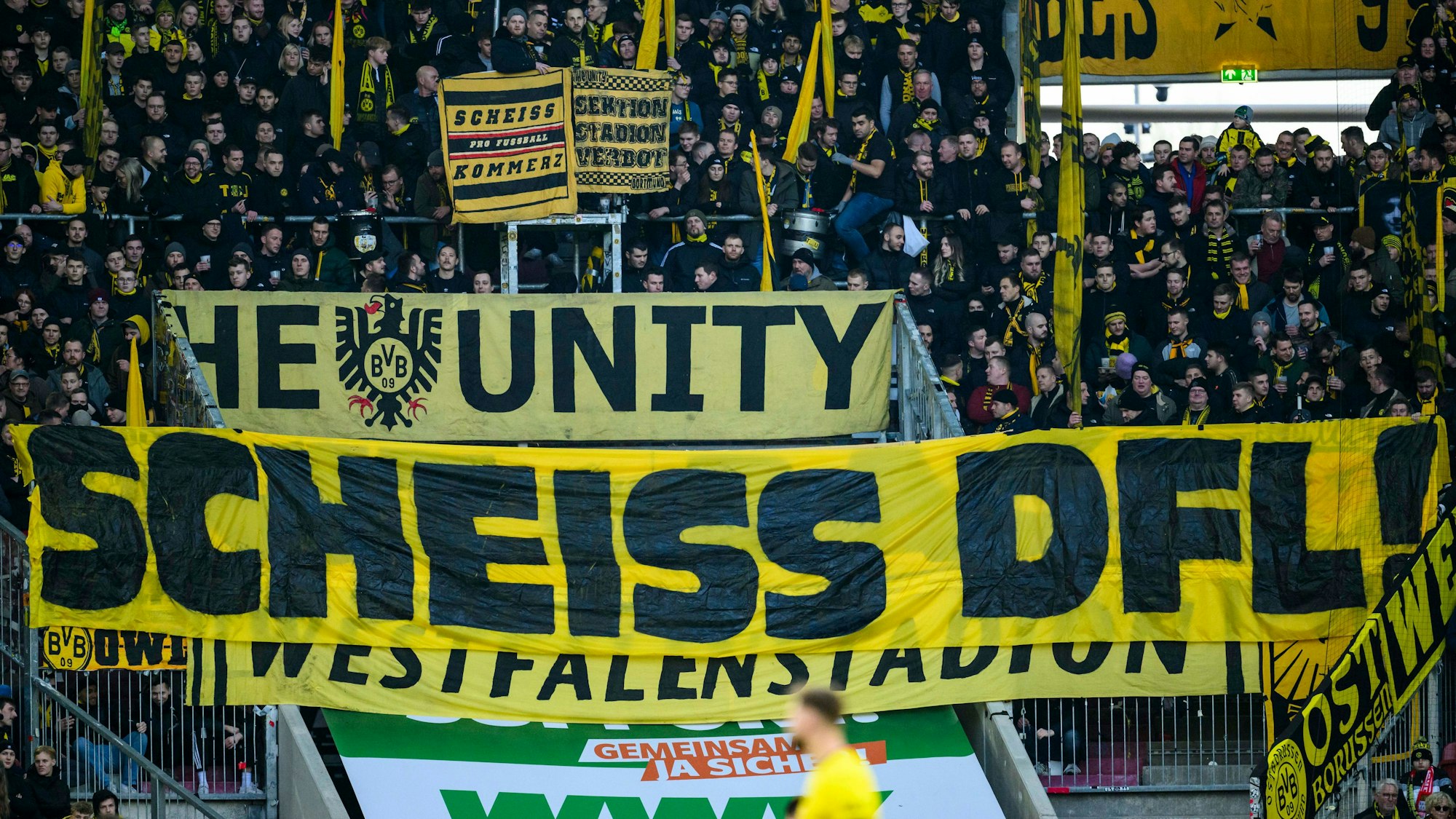 Auch die Anhänger von Borussia Dortmund finden beim Gastspiel in Augsburg am Samstag deutliche Worte.