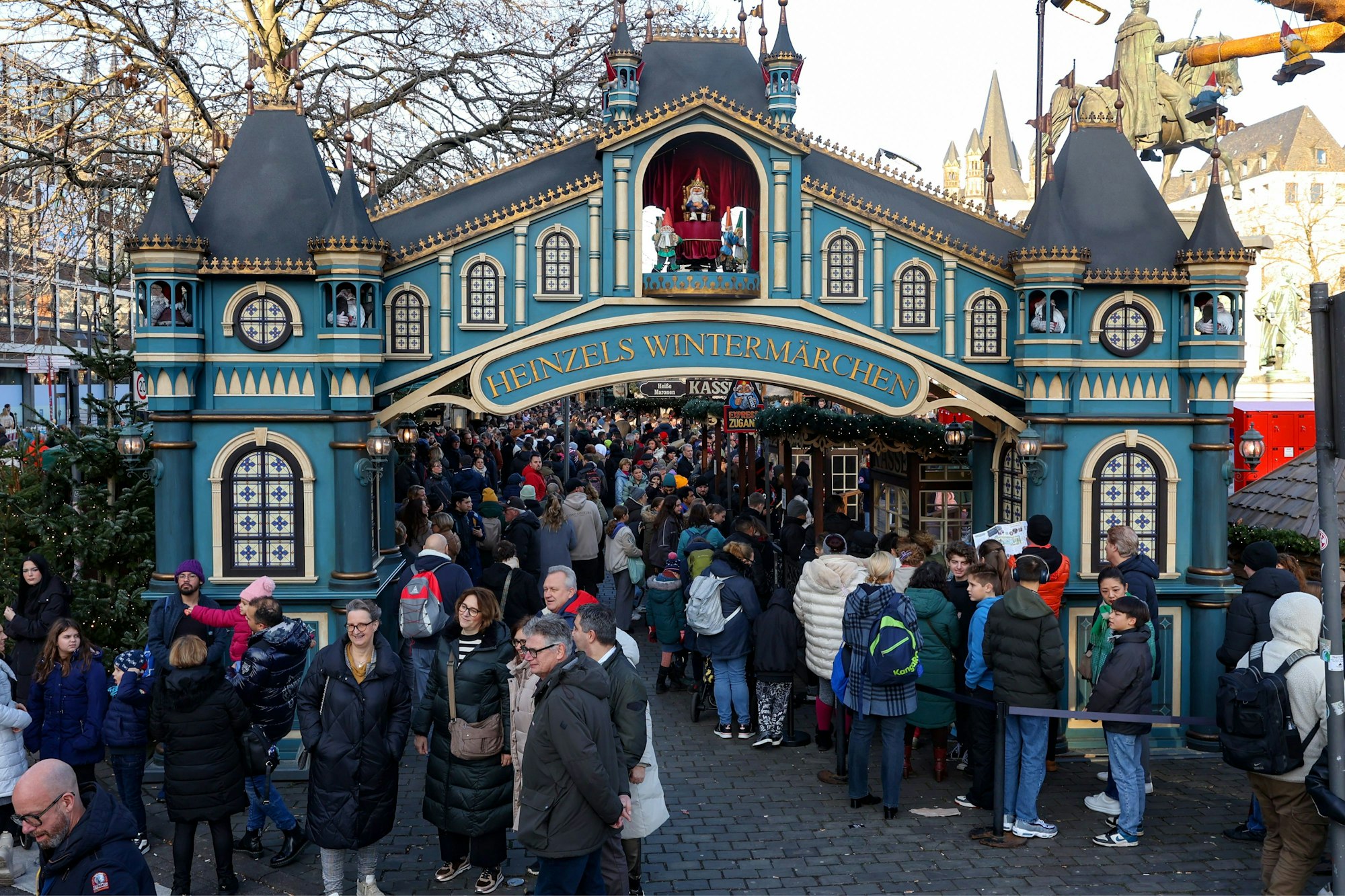 Menschen drängen sich am Eingang des Weihnachtsmarkts in der Kölner Altstadt.