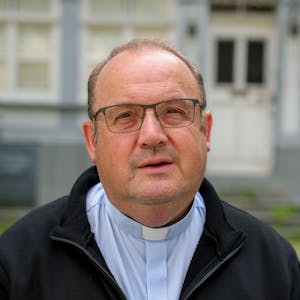 Herbert Ullmann, Pfarrer von Mettmann, wurde noch in diesem Sommer im Erzbistum Köln für die Segnung homosexueller Paare abgemahnt. Über die Entscheidung des Vatikans herrscht Freude in Mettmann. (Archivbild)