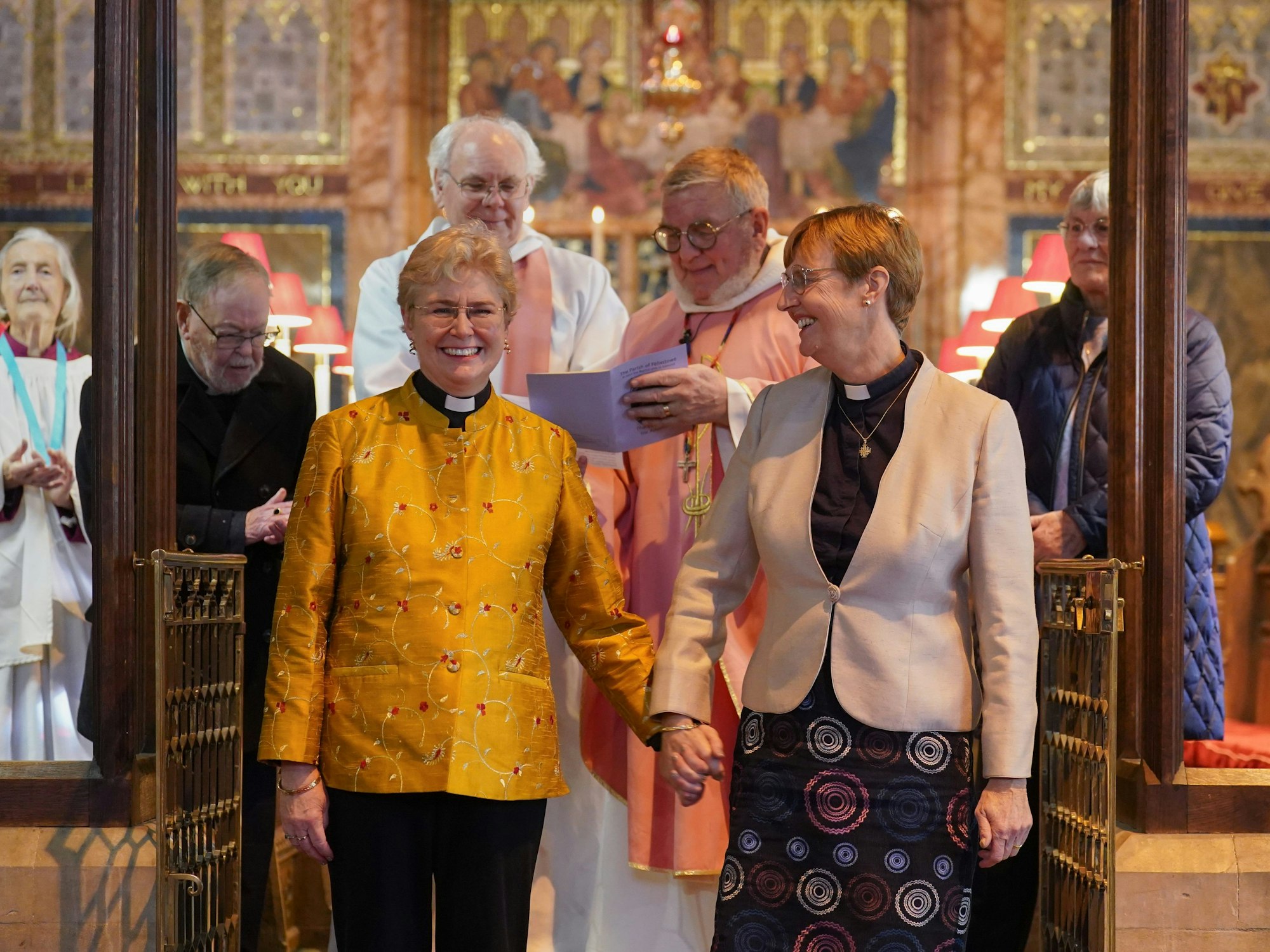 Hier zu sehen Pfarrerin Catherine Bond (l) und Pfarrerin Jane Pearce lächeln in der Kirche St. John the Baptist nach ihrer Segnung.