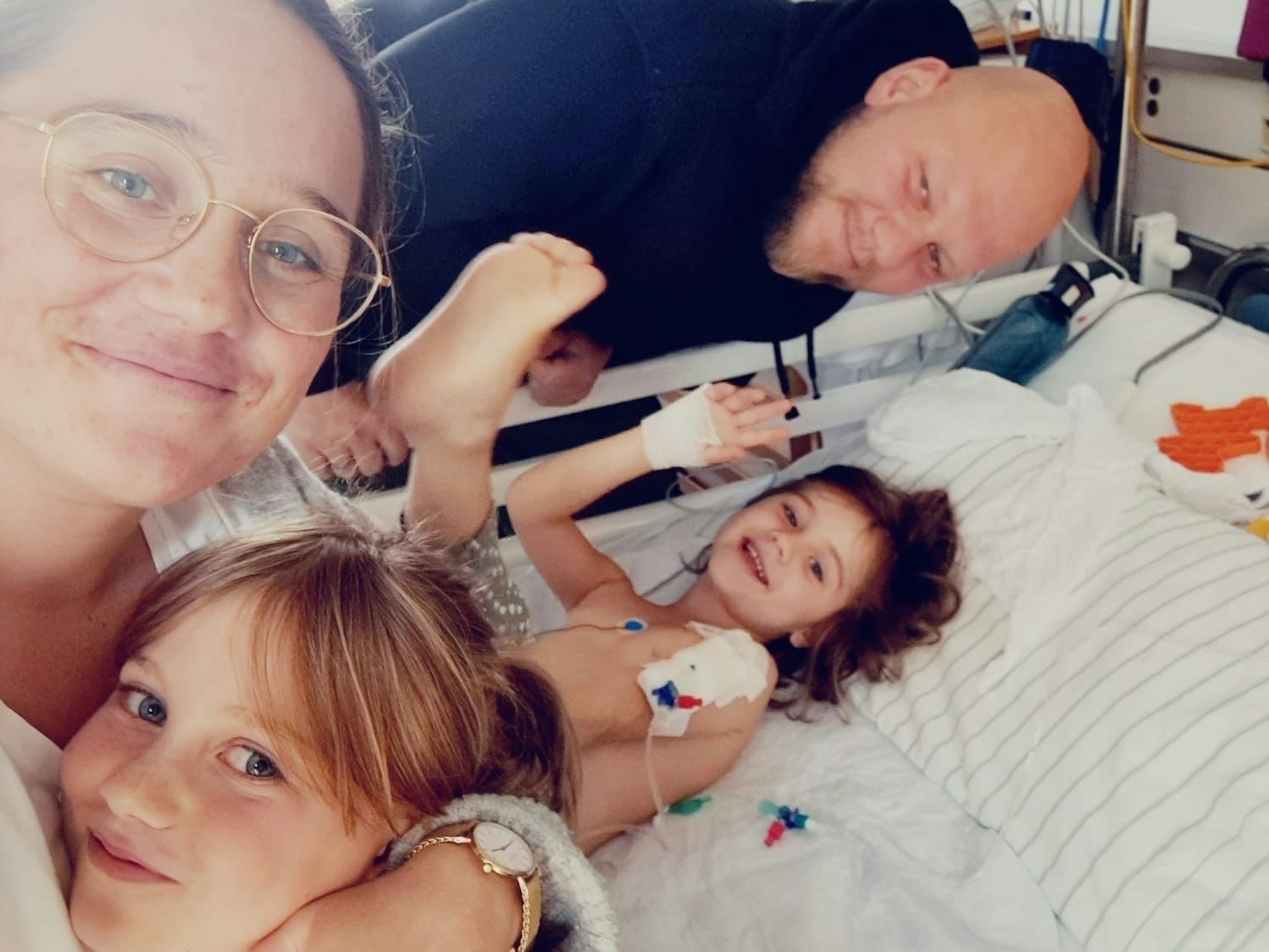 Selfie der Familie im Krankenhaus.