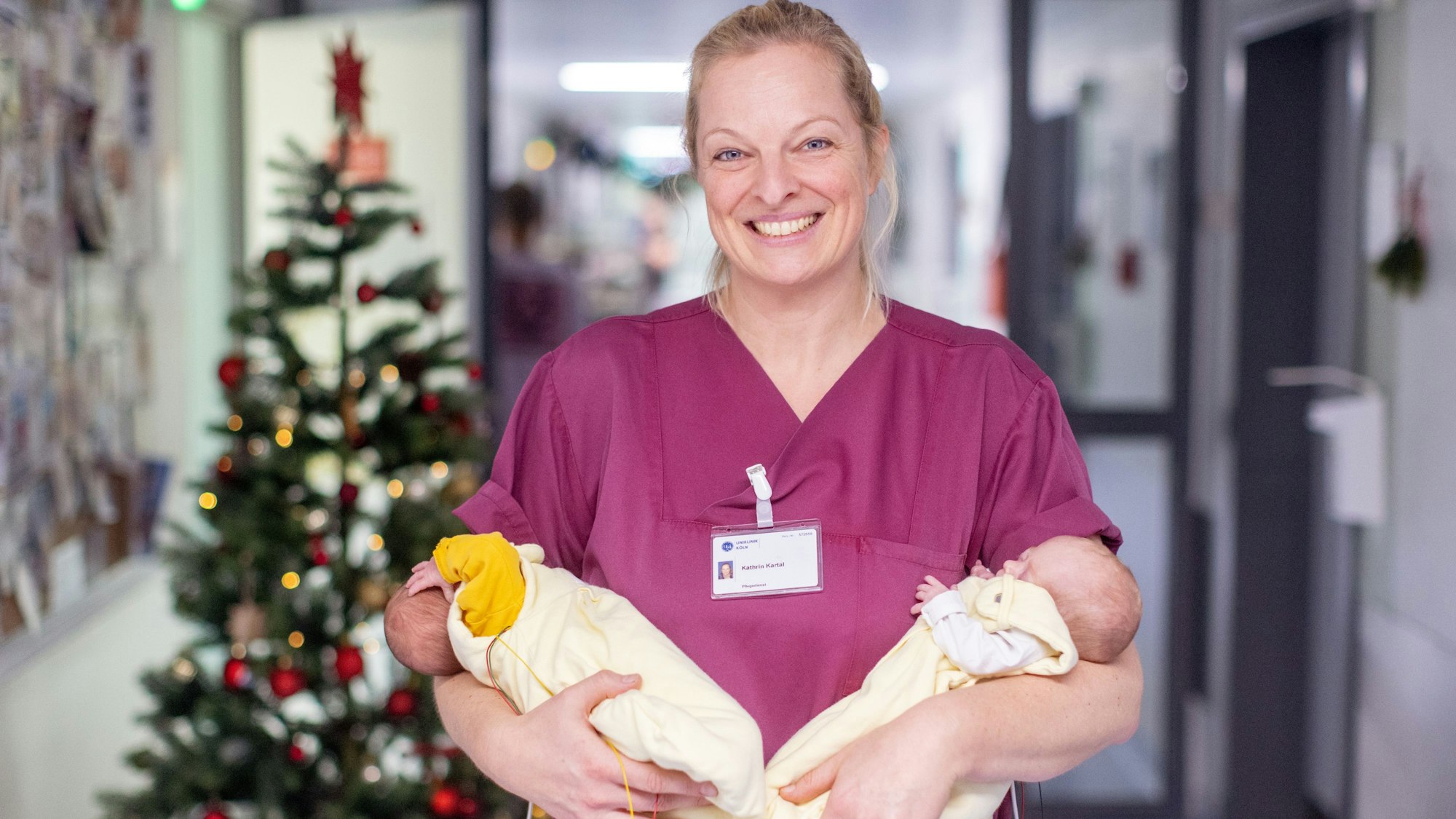 Kinderkrankenpflegerin Kathrin Kartal hält zwei Frühchen auf dem Arm.