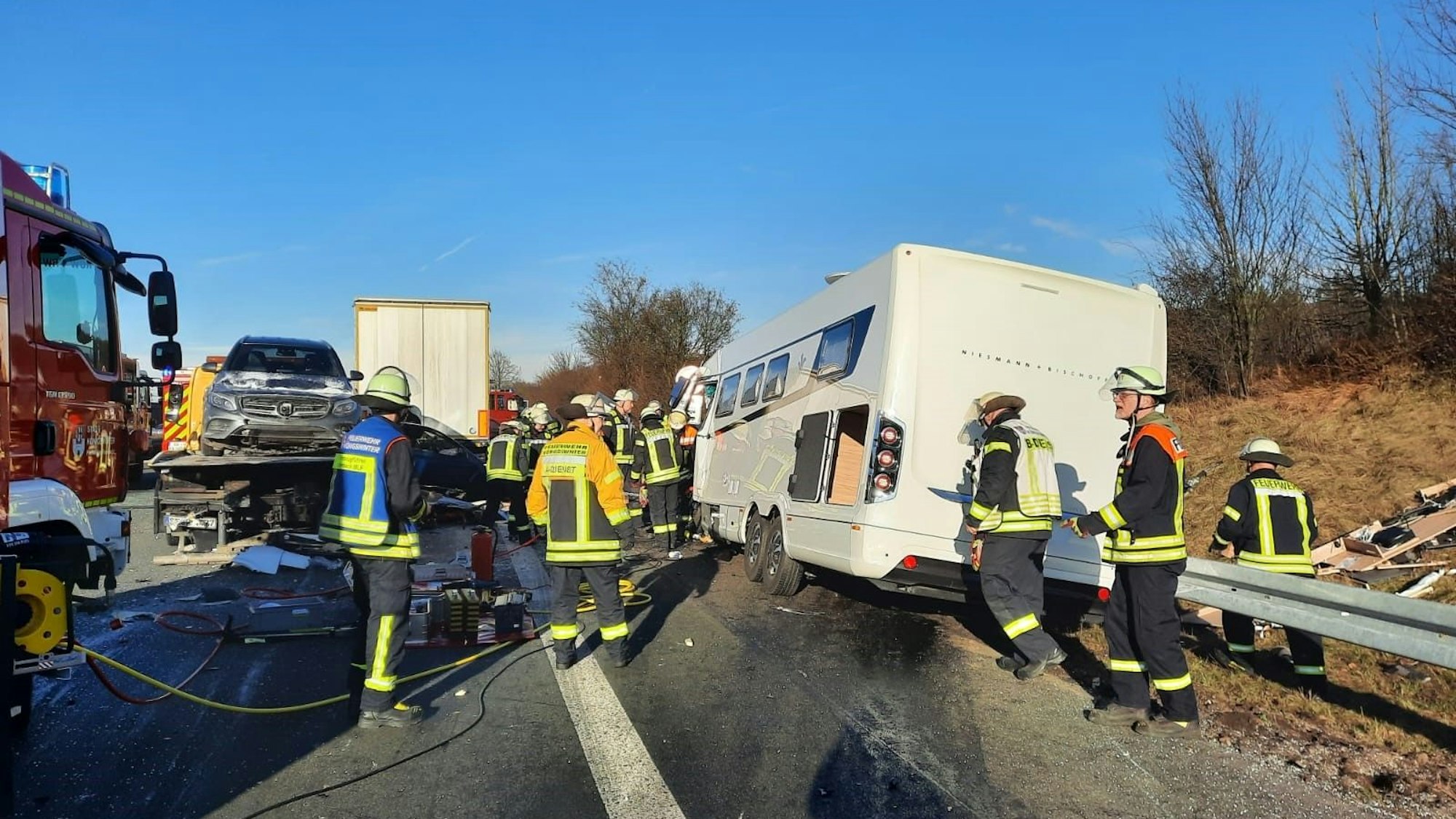 Schwerer Unfall mit fünf Verletzten auf der A3 Richtung Köln bei Hennef-Dambroich