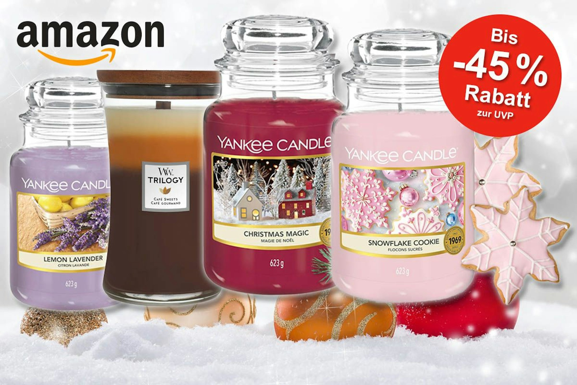 Yankee Candle und Woodwick Duftkerzen mit Amazon Logo und Schneelandschaft mit Weihnachtskugeln im Hintergrund.