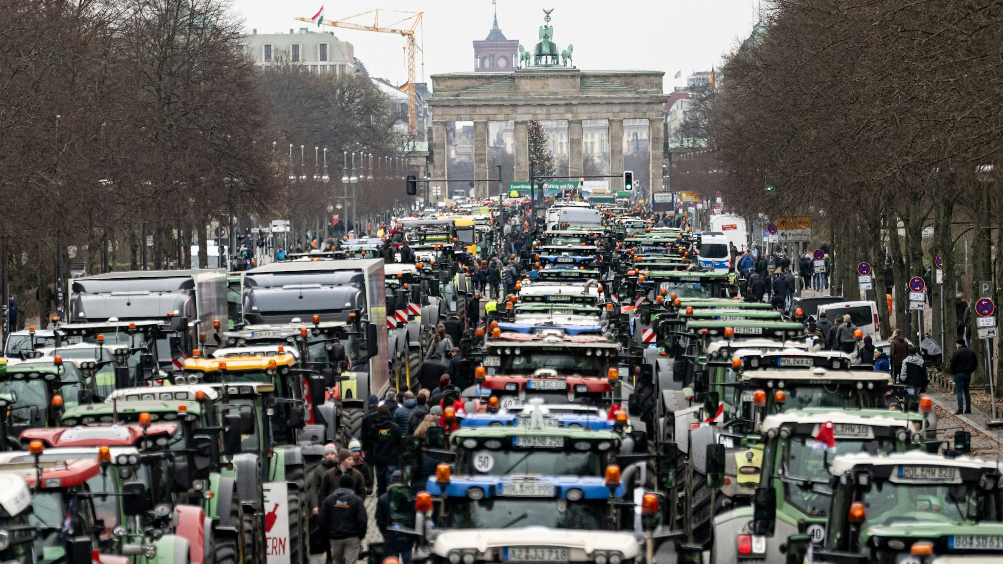 Berlin: Landwirte nehmen mit Traktoren an einer Demonstration des Deutschen Bauernverbandes teil.