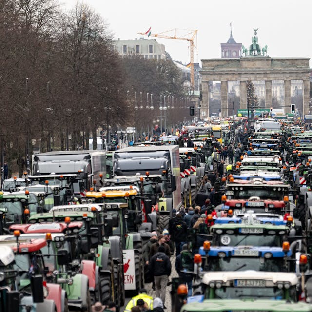 Berlin: Landwirte nehmen mit Traktoren an einer Demonstration des Deutschen Bauernverbandes teil.