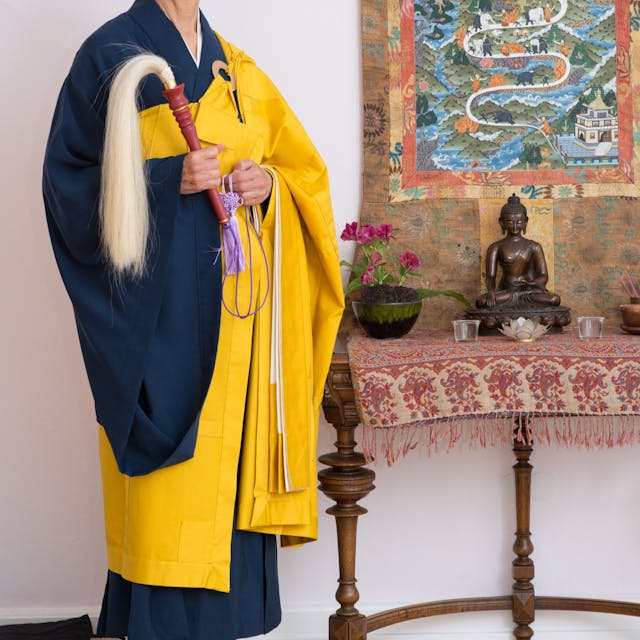 Jigen Roshi trägt traditionell Kleidung für Zen-Buddhisten