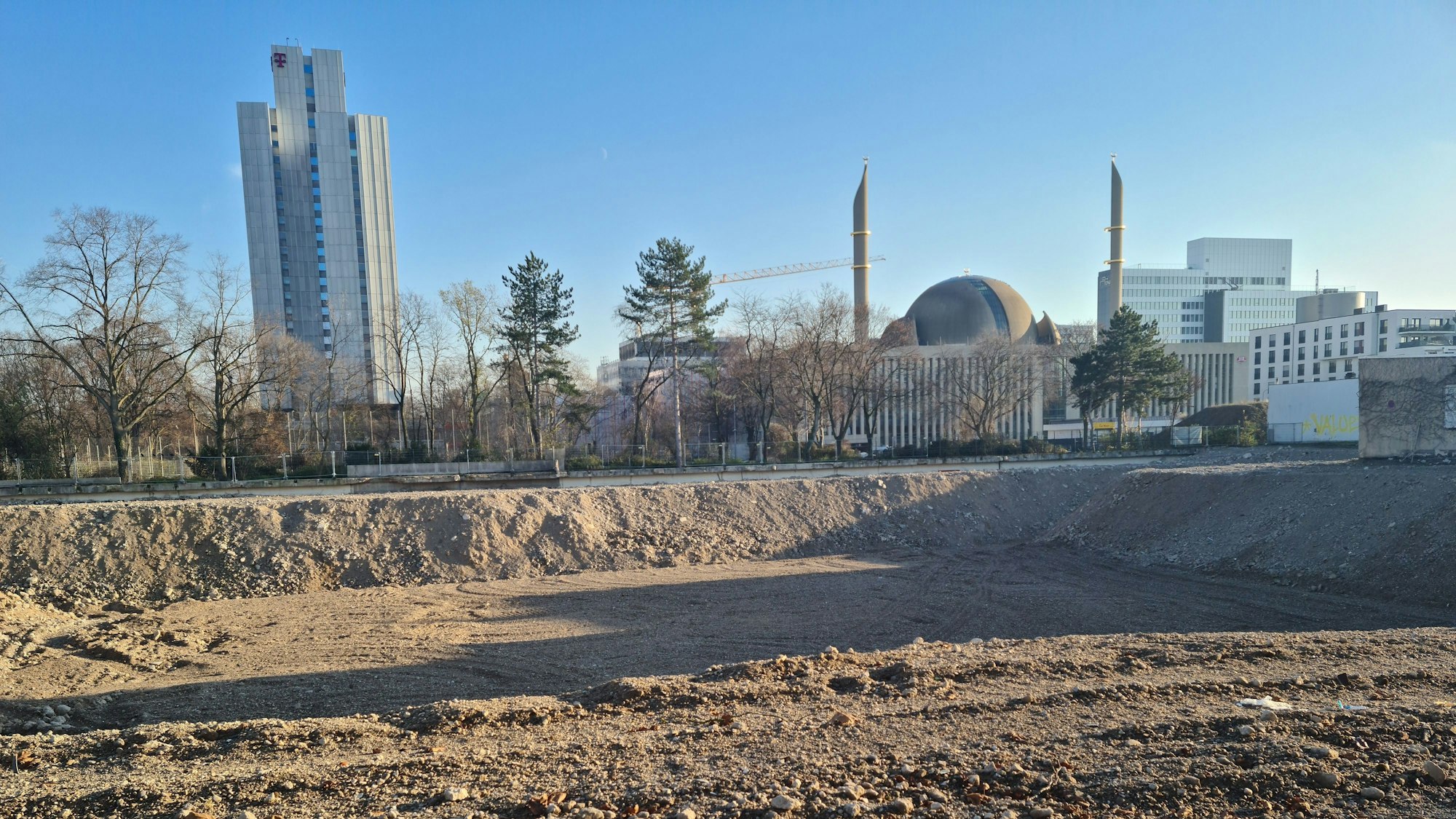 Vor dem Telekom-Hochhaus und der Moschee sieht man eine große freie Fläche.