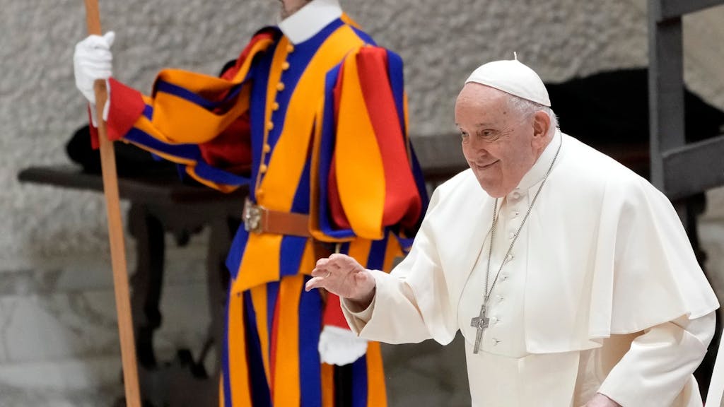 Papst Franziskus kommt am 16. Dezember zu einem Treffen mit Darstellern der lebenden Krippe von St. Mary Major im Vatikan.