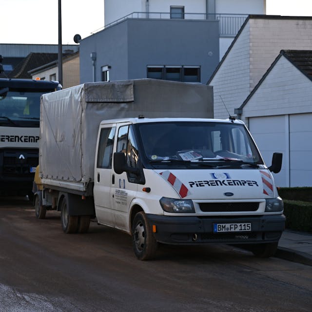 Das Bild zeigt mehrere Baufahrzeuge auf dem Amselweg in Erftstadt-Lechenich.