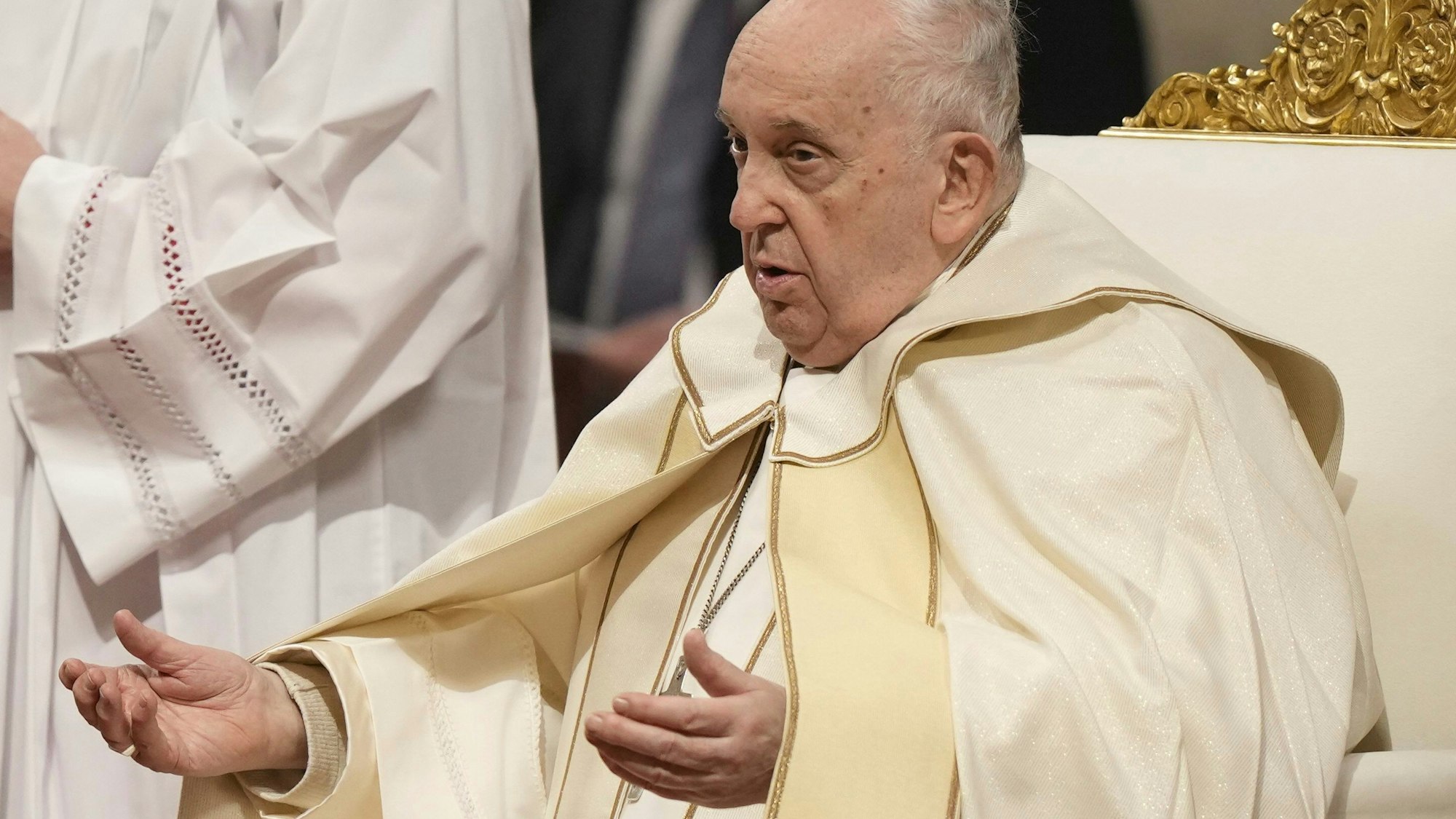 Vatikanstadt: Papst Franziskus nimmt an einer Messe für die Jungfrau Maria von Guadalupe im Petersdom teil.