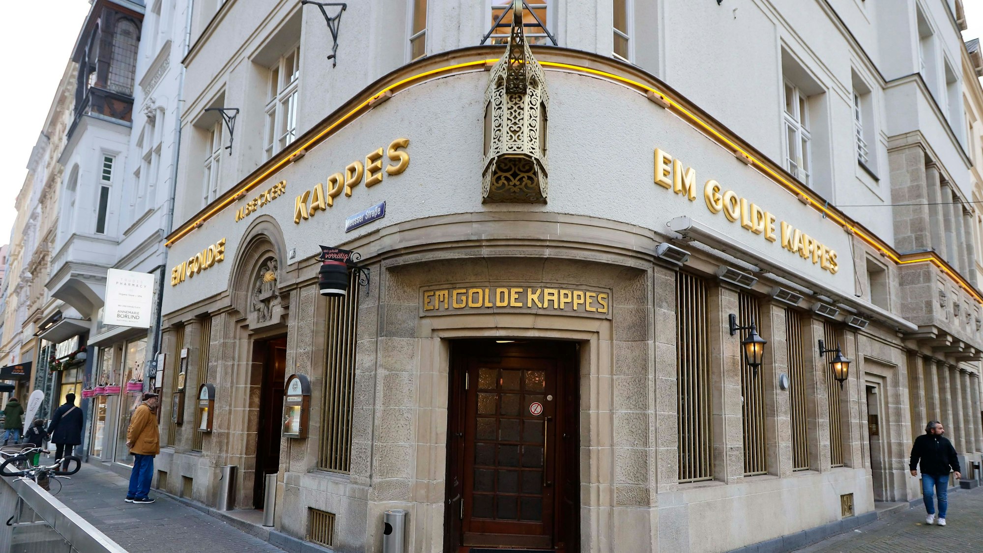 Das Kölner Brauhaus „Em Golde Kappes“ in Nippes. Das Wahrzeichen über dem Eingang fehlt.