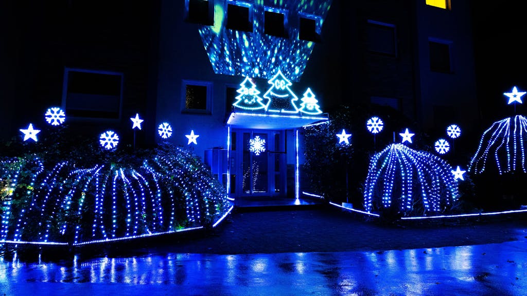 Das Haus von Simon Biela hell erleuchtet mit LED Lichtern und Lichtfiguren.