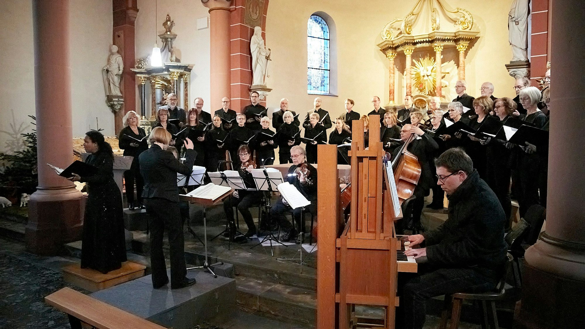Das Bild zeigt die Musiker der „Kleinen Cantorei“ beim Adventskonzert in der Pfarrkirche St. Hieronymus.