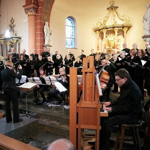 Das Bild zeigt die Musiker der „Kleinen Cantorei“ beim Adventskonzert in der Pfarrkirche St. Hieronymus.