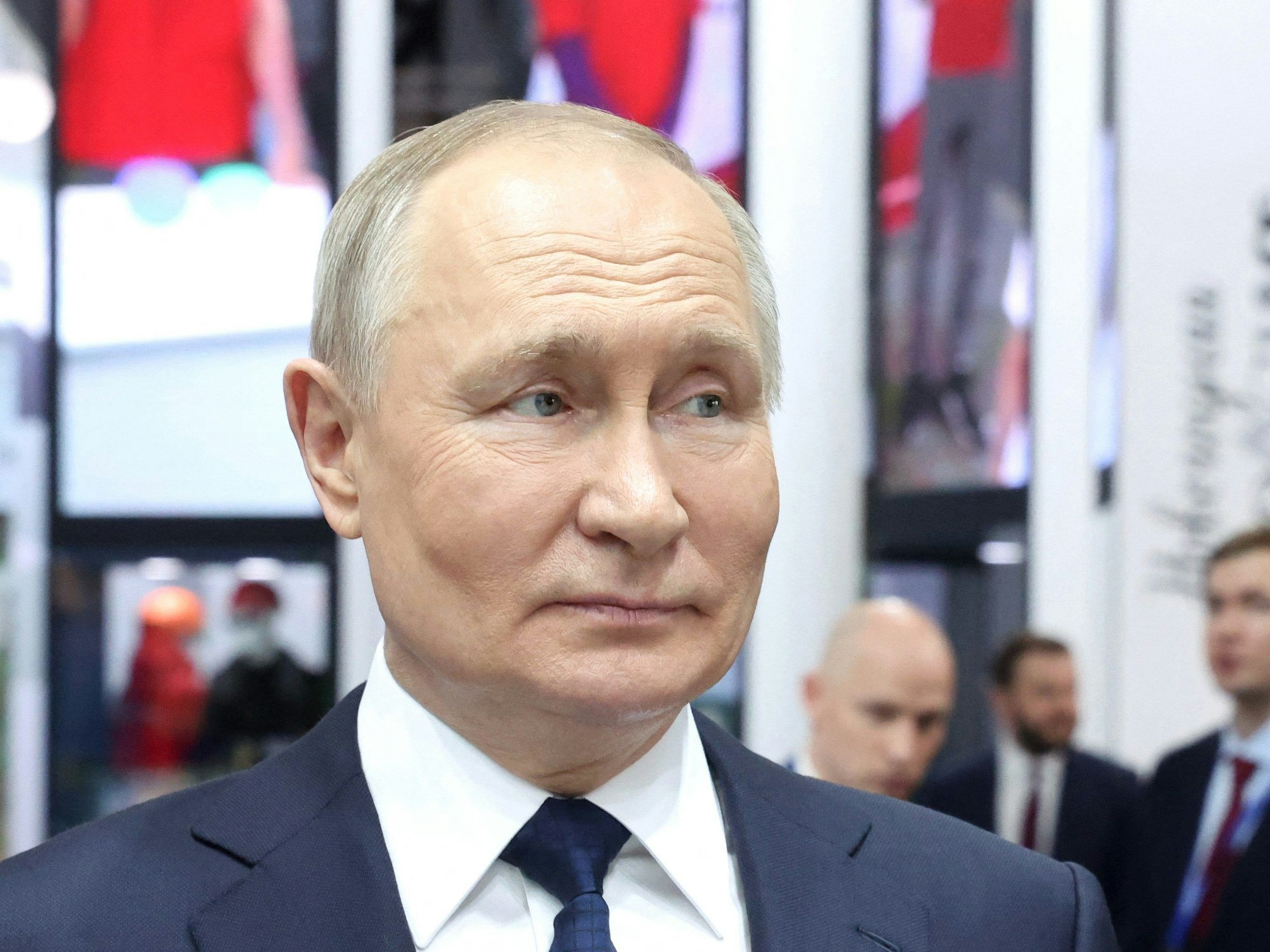 Auf diesem von der staatlichen Nachrichtenagentur Sputnik via AP veröffentlichten Foto spricht Wladimir Putin mit der Presse, während er am Sonntag (17. Dezember) die internationale Ausstellung und das Forum Russia Expo im VDNKh (Ausstellung der Errungenschaften der Volkswirtschaft) besucht.