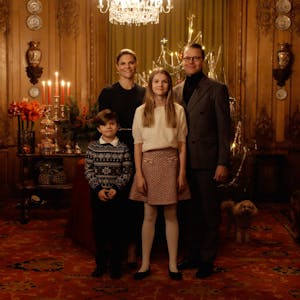 Die Kronprinzenfamilie Schwedens sendet einen Weihnachtsgruß mit einem Video.



