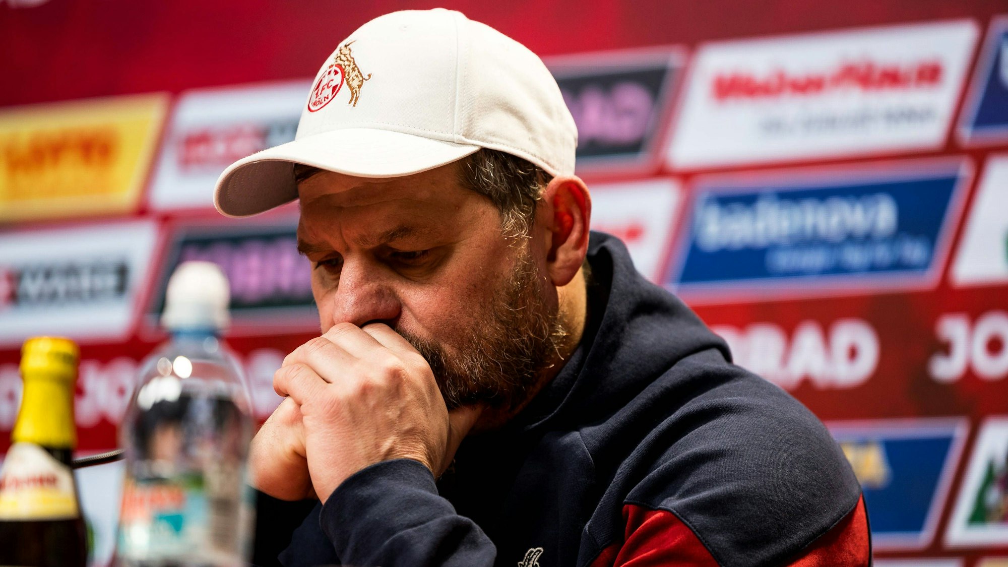 Nachdenklich: Der Kölner Trainer Steffen Baumgart auf der Pressekonferenz nach der Niederlage in Freiburg.