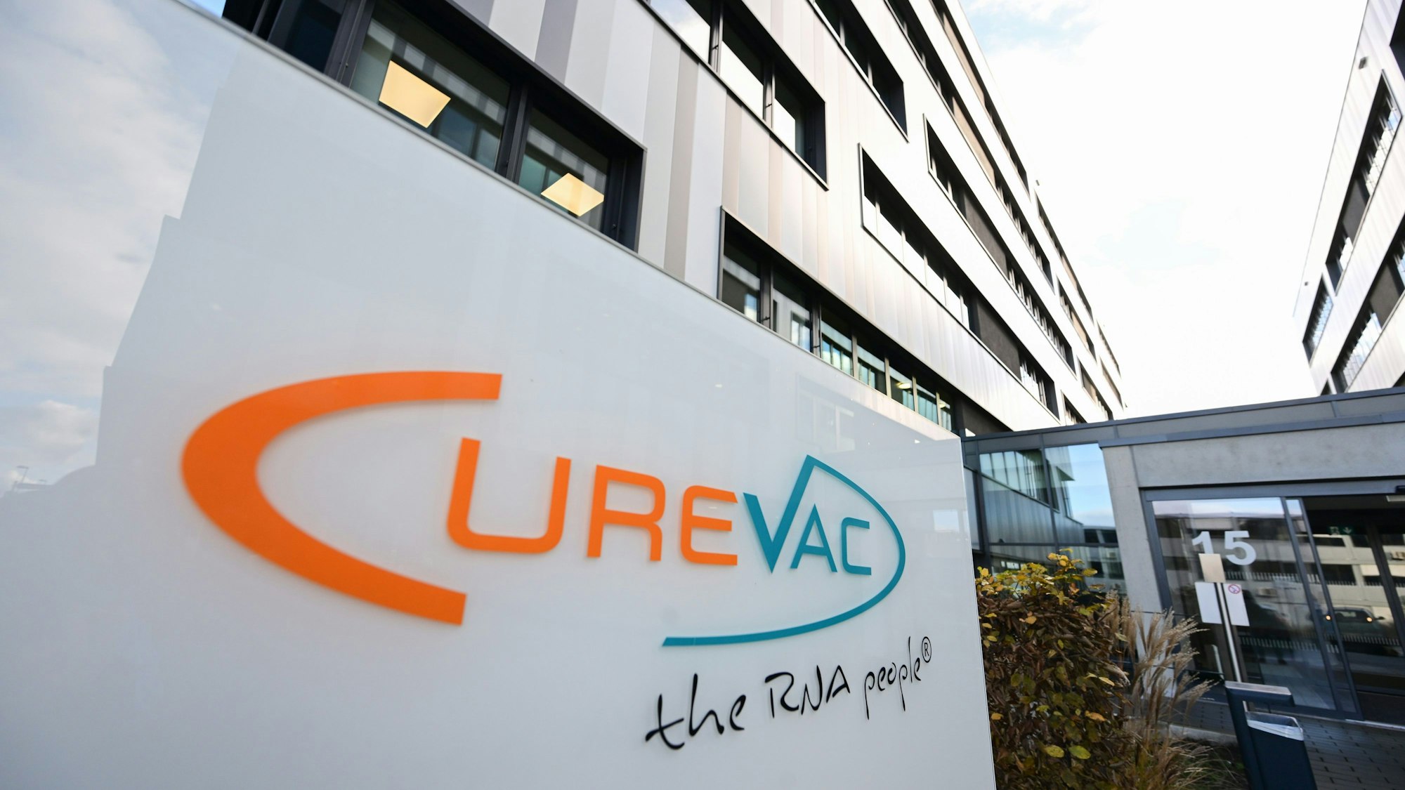 Das Logo des Biotechnologieunternehmens Curevac, aufgenommen vor dem Firmensitz.